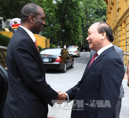 Thủ tướng Nguyễn Xuân Phúc chào mừng Thủ tướng Mozambique Carlos Agostinho do Rosario thăm chính thức Việt Nam.